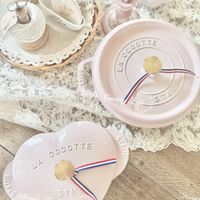 可能是‎餐巾環和‎顯示的文字是「 ‎ي COGOTTE LA STAYE 6oиnи STAE STAUE ST S 10 E COCOTTE STAUE ミ Maryi STA County CounayLite Lif Life ar‎ 」‎‎ 的圖像
