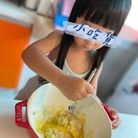 可能是 1 人、小孩、蛋黃和文字的圖像