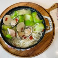 可能是拉麵、粥、麵、火鍋和顯示的文字是「 STAUB STAUB 」的圖像