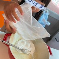 可能是 1 人和顯示的文字是「小OZ 小吃吃貨 ልጅች 小店ち D'2 STAUB STAUB 」的圖像