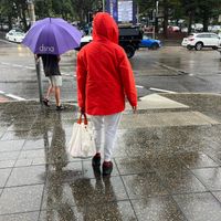 可能是 2 個人和街道的圖像