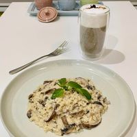 可能是豆腐、義大利麵和顯示的文字是「 SHAUET 」的圖像