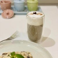 可能是咖啡杯、粥、水波蛋和咖啡的圖像