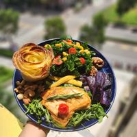 可能是炸魚和薯條、煙燻鮭魚和豆腐的圖像