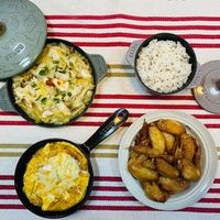 可能是印度香料飯、西班牙大鍋飯、豆腐和炒飯的圖像