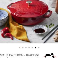 可能是顯示的文字是「 SALE BRAISERS/ STAUB CAST IRON SAUTÉ PANS 9.5-inch, 9.5 Braiser With Dragon Lid, Cherry staub 」的圖像