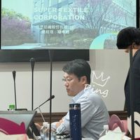 可能是 2 個人和文字的圖像