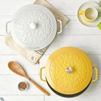 可能是顯示的文字是「 STAUB STAUS REaUS ወ 印5 UTAUB STAUB 」的圖像