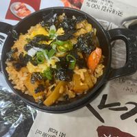可能是西班牙大鍋飯、炒飯、拉麵和文字的圖像