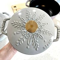 可能是鬆餅機和顯示的文字是「 STAUB oves AU STAUB STAUD STAUB 」的圖像