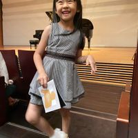 可能是 1 人、小孩和文字的圖像
