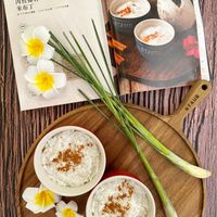 可能是木湯匙、甜點、椰子和文字的圖像