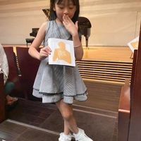 可能是 2 個人、小孩和文字的圖像