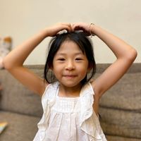 可能是 1 人、小孩和微笑的圖像
