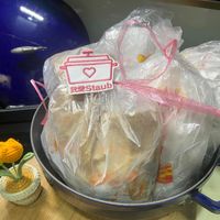 可能是食物和顯示的文字是「我愛Staub 」的圖像