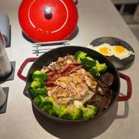 可能是水波蛋、香菇和火鍋的圖像