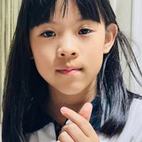 可能是 1 人、瀏海、小孩和顯示的文字是「四雄 感131 海 131 」的圖像