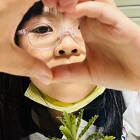 可能是 1 人、眼鏡和槲寄生仙人掌的圖像