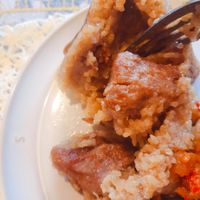 可能是燉小牛膝、北非小米飯和粥的圖像