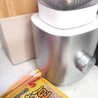 可能是研磨機、泡茶器和文字的圖像