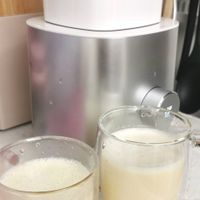 可能是泡茶器、飲料和文字的圖像