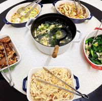 可能是火鍋、炒麵、豆腐和麵的圖像