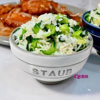 可能是炒飯和顯示的文字是「 STAUB K唐賞味」的圖像