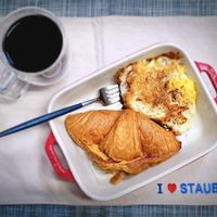 可能是半圓形餡餅、法式長棍麵包、法式吐司、黑麥麵包和顯示的文字是「 I STAUB 」的圖像