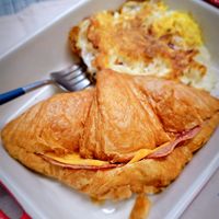 可能是肉餡餅、歐姆蛋和半圓形餡餅的圖像