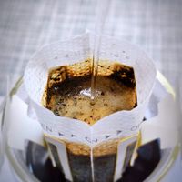 可能是咖啡杯和咖啡機的圖像