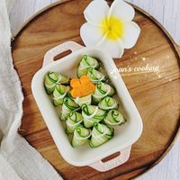 可能是顯示的文字是「 STAUB STAUB Joan's cooking MίA SUAUU BIVLS 」的圖像