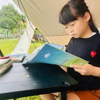 可能是 1 人、讀書、在露營和文字的圖像