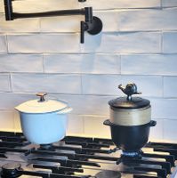 可能是抽油煙機、泡茶器和室內的圖像
