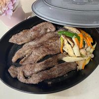 可能是快炒和肉排的圖像
