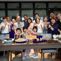 可能是 13 個人和壽司的圖像