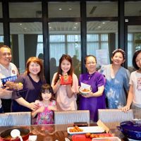 可能是 7 個人、火鍋和文字的圖像