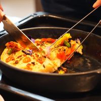 可能是起司火鍋和西班牙大鍋飯的圖像