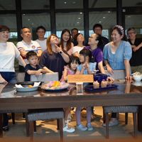 可能是 9 個人和表格的圖像