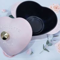 可能是紅心和顯示的文字是「 ኢትራ STAUE LA COCOTTE ህቦ STAUB AUB 」的圖像