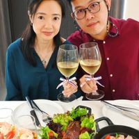 可能是 2 個人、香檳、生魚片和煙燻鮭魚的圖像