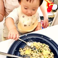 可能是 1 人、嬰兒、炒飯和義大利麵的圖像