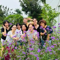 可能是 7 個人和勿忘草的圖像