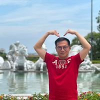 可能是 1 人、紅心和白金漢噴泉的圖像