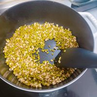 可能是豆煮玉米和北非小米飯的圖像