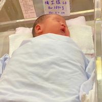 可能是 1 人、嬰兒、醫院和文字的圖像