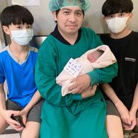 可能是 3 個人、醫院和文字的圖像