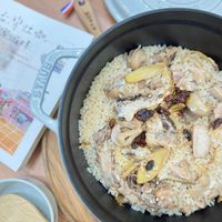 可能是西班牙大鍋飯、北非小米飯、炒飯和文字的圖像