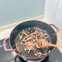 可能是西班牙大鍋飯、木湯匙和義大利麵的圖像