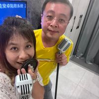 可能是 2 個人和顯示的文字是「安卓點歌系統 IA 」的圖像