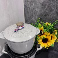可能是泡茶器和顯示的文字是「 BNYLS ተብገ STAUB PAUB 」的圖像